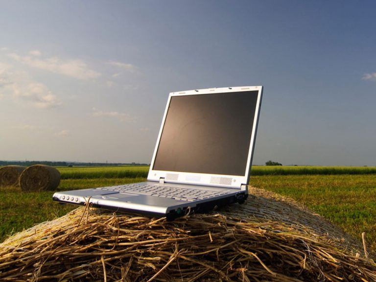 Преодолеть цифровое неравенство: жители отдаленных сел в Акмолинской области получают доступ к Интернету